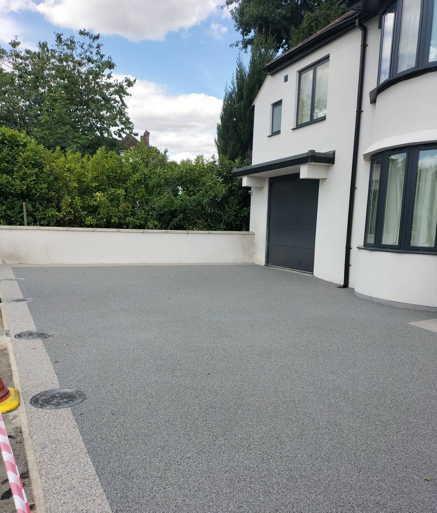 MODERN GREY RESIN-BOUND DRIVEWAY INSTALLATION
